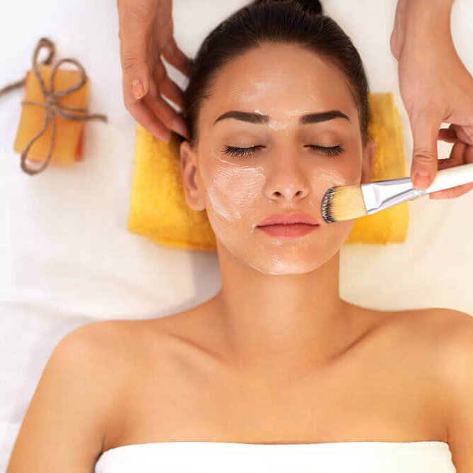 Masaj facial cu miere Č™i gheaČ›Ä - reducere riduri, salon TuiNa HĂ®nceČ™ti